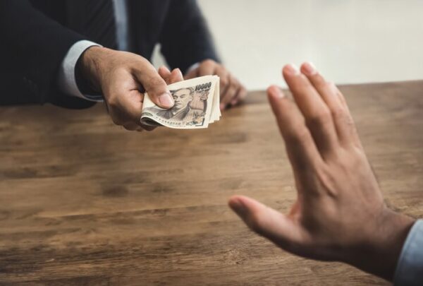businessman-rejecting-money